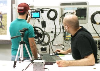 Aula prática de tecnologias embarcadas em máquinas agrícolas do curso de Mecanização em Agricultura de Precisão