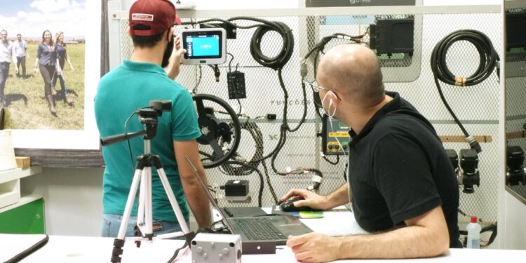 Aula prática de tecnologias embarcadas em máquinas agrícolas do curso de Mecanização em Agricultura de Precisão